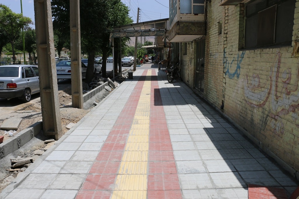 پیشرفت کار در اجرای جدول و بلوک فرش بلوار 15 خرداد